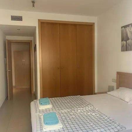 70m2 2bedrooms 25m2terrace, 4pools, 3min Lägenhet